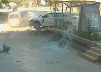 Antalya’da otomobil önce yayaya sonra otobüs durağına çarptı