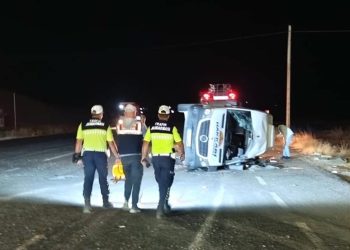 Van’da minibüsle kamyonun çarpıştığı kazada 13 kişi yaralandı