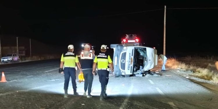 Van’da minibüsle kamyonun çarpıştığı kazada 13 kişi yaralandı
