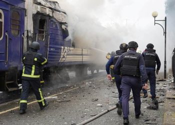 Avrupalı üst düzey yetkililerin ayrılmasından sonra, Rusya Ukrayna’da bir trene saldırdı