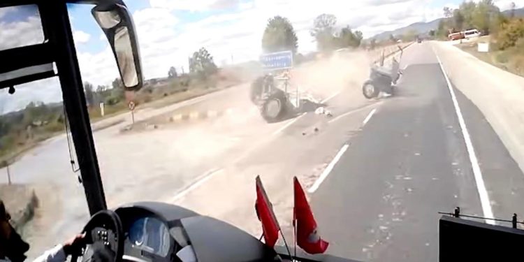 Kastamonu’da otomobille çarpışan traktör ikiye ayrıldı: 3 yaralı