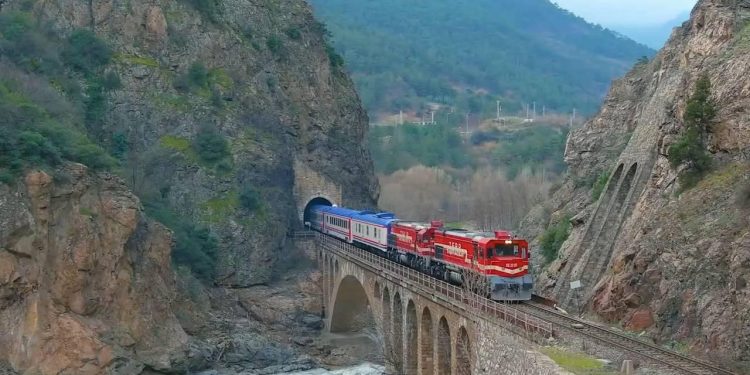 Turistik Karaelmas Ekspresi yeniden raylarla buluşuyor
