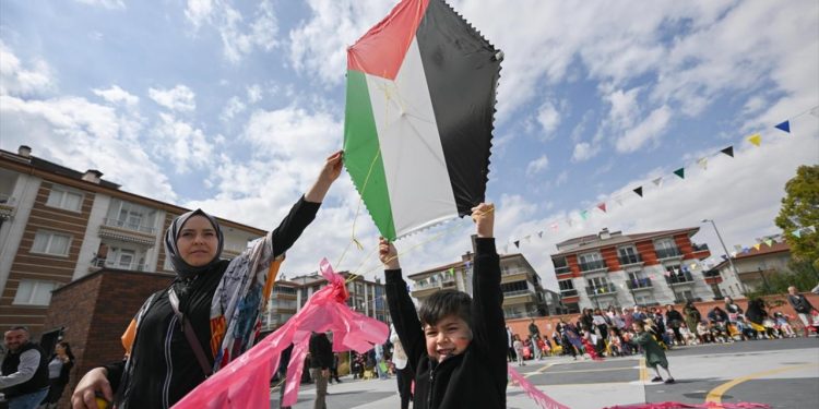 Ankara’da uçurtmalar Gazzeli çocuklar için havalandı