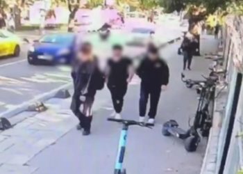 Üsküdar’da kaza yapan otomobil kaldırımdaki öğrencilere çarptı