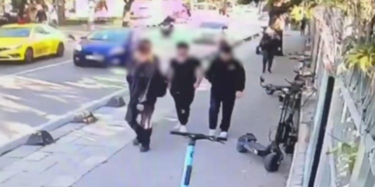 Üsküdar’da kaza yapan otomobil kaldırımdaki öğrencilere çarptı
