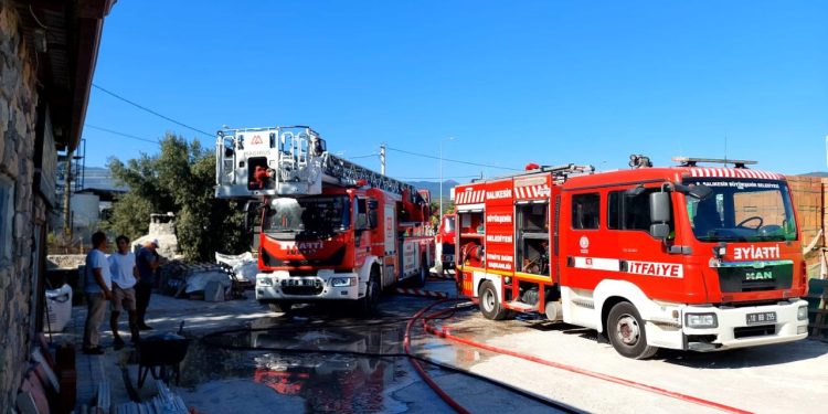 Balıkesir’deki yangında 5 iş yeri zarar gördü