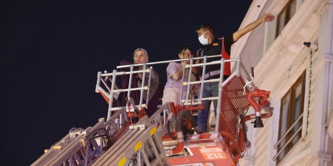 Iğdır’da 6. kattaki dairede yangın: 18 kişi tahliye edildi