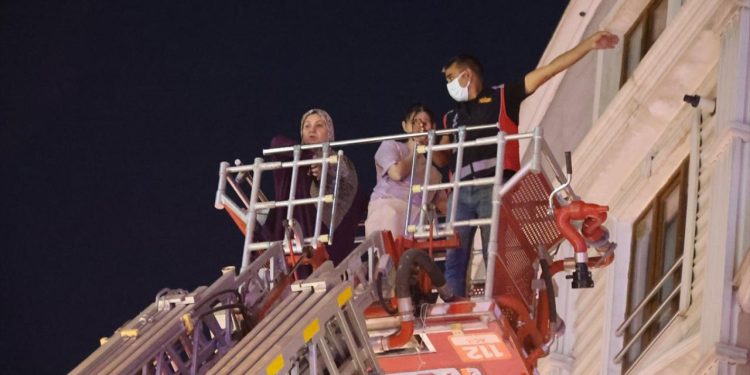 Iğdır’da 6. kattaki dairede yangın: 18 kişi tahliye edildi
