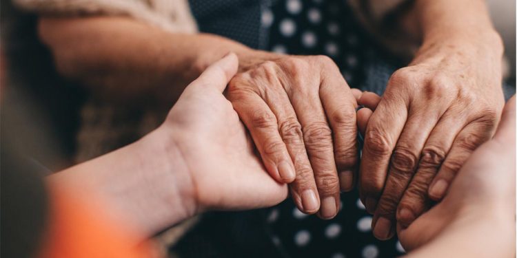 107 bin 731 yaşlı evde bakım yardımından yararlanıyor