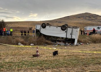 Afyonkarahisar’da işçi servisi devrildi: 28 yaralı