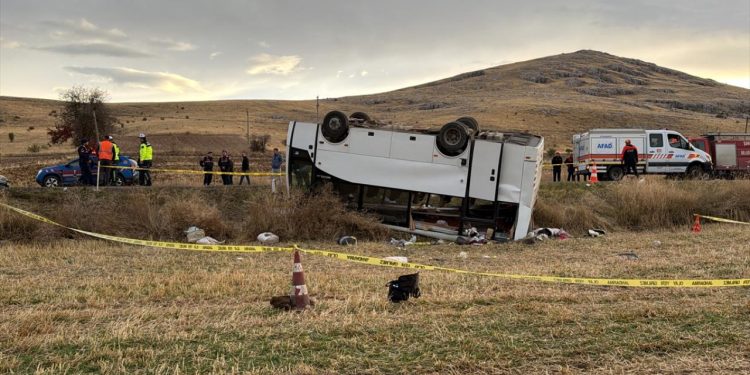 Afyonkarahisar’da işçi servisi devrildi: 28 yaralı