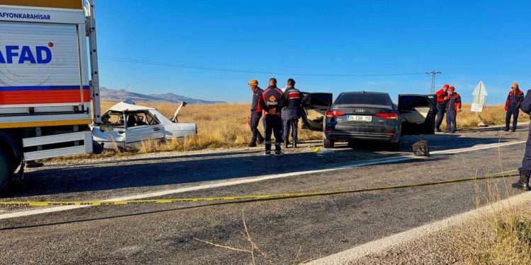 Afyonkarahisar’da iki otomobil kafa kafaya çarpıştı: 4 ölü