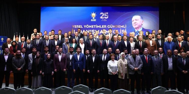 Farklı siyasi partilerden 136 kişi AK Parti’ye katıldı
