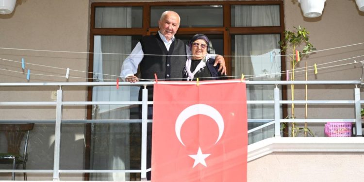 Belediyeden bayrak istediler, bir gecede bütün cadde bayraklarla donatıldı