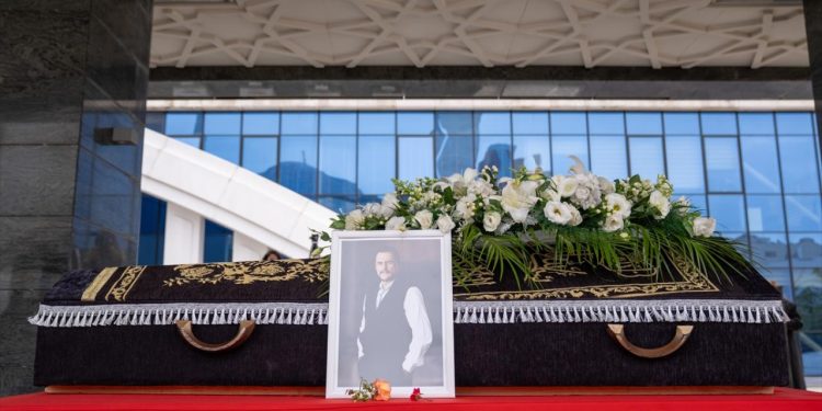 Şarkıcı Alpay son yolculuğuna uğurlandı