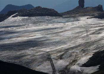Sıcak hava, son bir yılda İsviçre Alpleri’ndeki buz hacminin yüzde 5’inden fazlasını eritti
