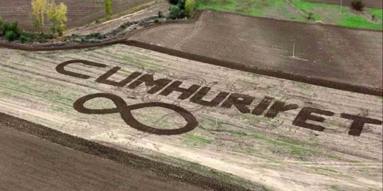 Amasyalı çiftçi tarlasına traktörüyle ‘Cumhuriyet’ yazdı