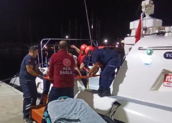 Antalya’da ticari gemide yaralanan kişi tahliye edildi