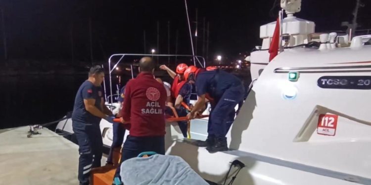 Antalya’da ticari gemide yaralanan kişi tahliye edildi