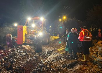 Antalya’da sağanak sele neden oldu: Evler, yollar ve seraları su bastı