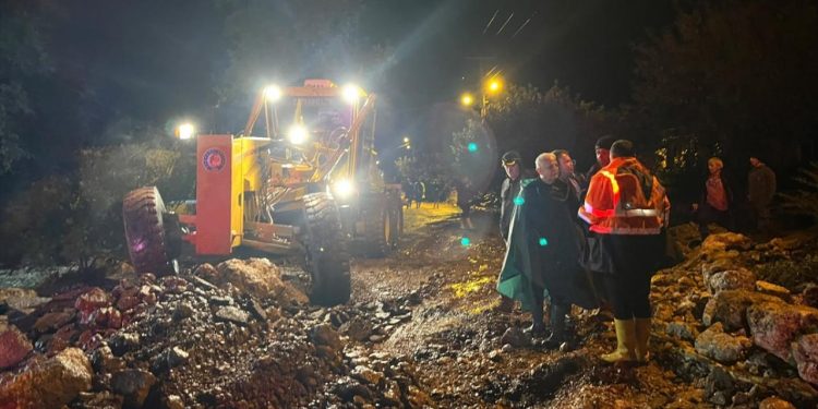 Antalya’da sağanak sele neden oldu: Evler, yollar ve seraları su bastı