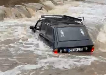 Aydın’da taşan dereden geçmeye çalışan otomobil sele kapıldı