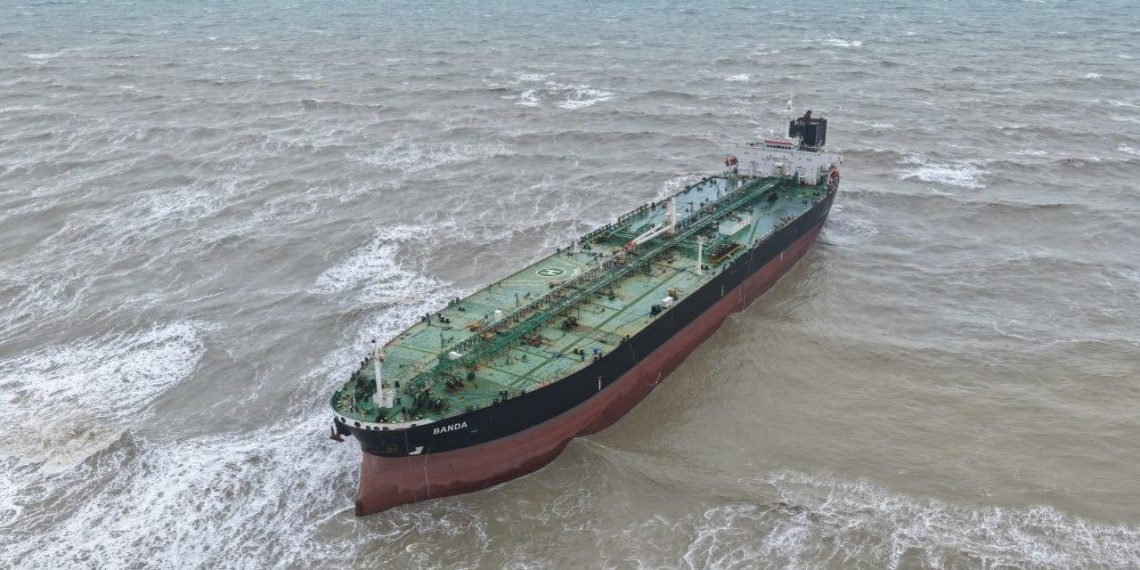 Sürüklenerek karaya oturan 238 metre uzunluğundaki tanker kurtarıldı