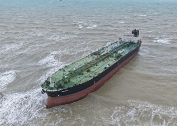 Sürüklenerek karaya oturan 238 metre uzunluğundaki tanker kurtarıldı