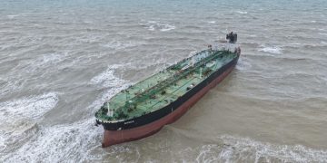 Sürüklenerek karaya oturan 238 metre uzunluğundaki tanker kurtarıldı