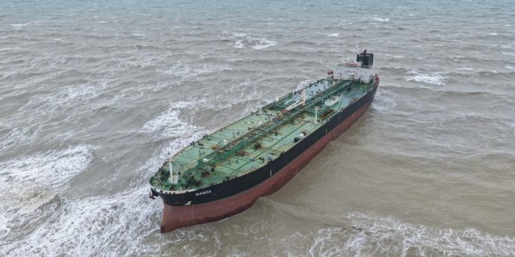 Sürüklenerek karaya oturan 238 metre uzunluğundaki tanker kurtarıldı