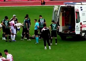 Maçın son dakikalarında fenalaşan futbolcu kalp krizi geçirdi