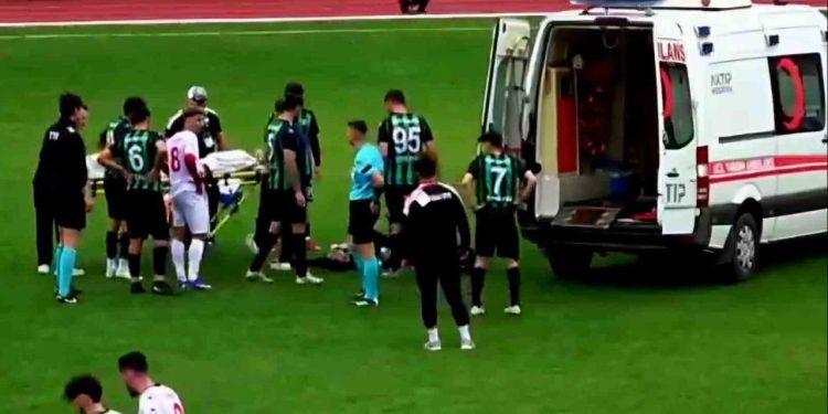 Maçın son dakikalarında fenalaşan futbolcu kalp krizi geçirdi