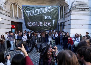 Belçika’da eğitim reformlarını protesto eden öğrenciler, Brüksel’de okulun girişini kapattı