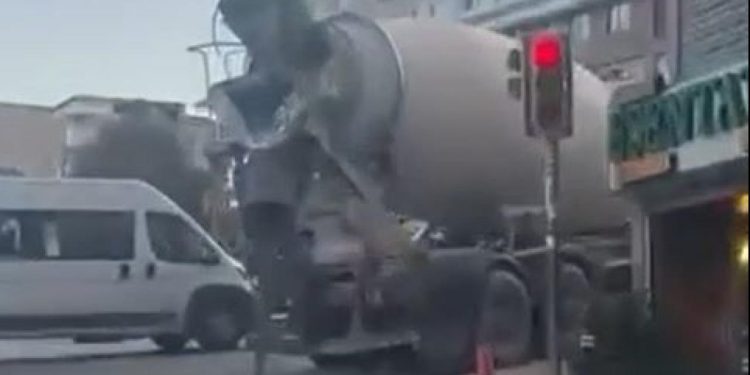 Beton mikseriyle yola harç döken sürücüye 109 bin lira ceza