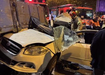 Beyoğlu’nda taksiye çarpan otomobil kamyonetin altına girdi: 3 yaralı