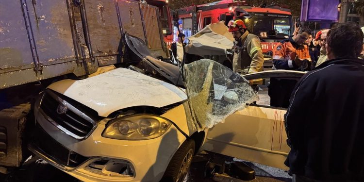 Beyoğlu’nda taksiye çarpan otomobil kamyonetin altına girdi: 3 yaralı