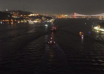İstanbul Boğazı’nda gemi trafiği yeniden açıldı