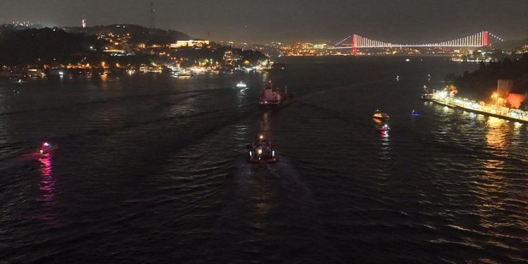 İstanbul Boğazı’nda gemi trafiği yeniden açıldı