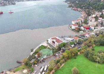 İstanbul Boğazı çamurla kaplandı