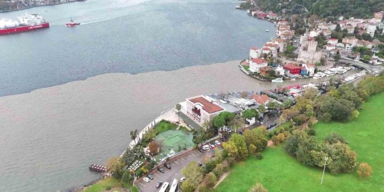 İstanbul Boğazı çamurla kaplandı