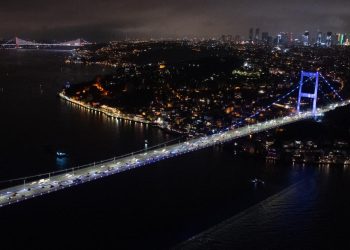 İstanbul Boğazı’nda gemi trafiği askıya alındı