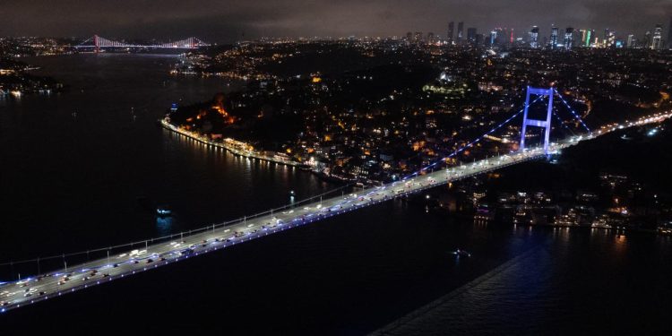 İstanbul Boğazı’nda gemi trafiği askıya alındı