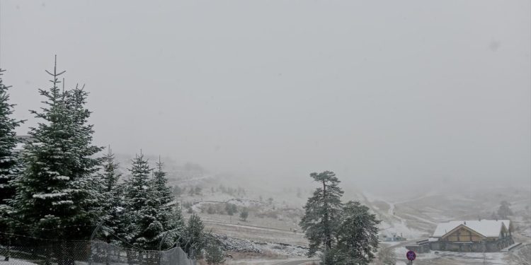 Bolu’nun yüksek kesimlerine kar yağdı