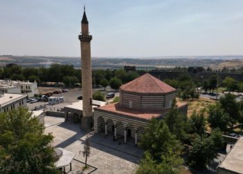 Depremde hasar gören 6 tarihi cami yarın yeniden ibadete açılacak