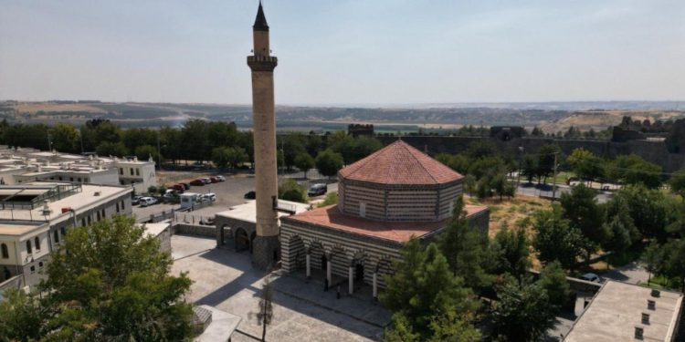 Depremde hasar gören 6 tarihi cami yarın yeniden ibadete açılacak