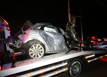 Çanakkale’de otomobil aydınlatma direğine çarptı: 2 ölü