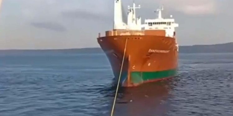 Çanakkale Boğazı’nda makinesi arızalanan gemi kurtarıldı