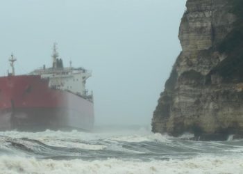 Çatalca’da gemi karaya oturdu