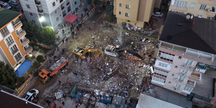İstanbul’da kısmen çöken 7 katlı binada arama çalışmaları tamamlandı: Can kaybı 5’e yükseldi