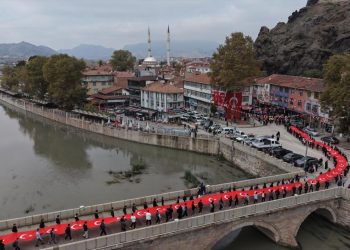 Çorum Cumhuriyet coşkusu: 103. yılda 103 metrelik bayrakla yürüdüler